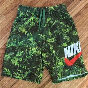 Nike Kids Jungle/leaf print Green Shorts